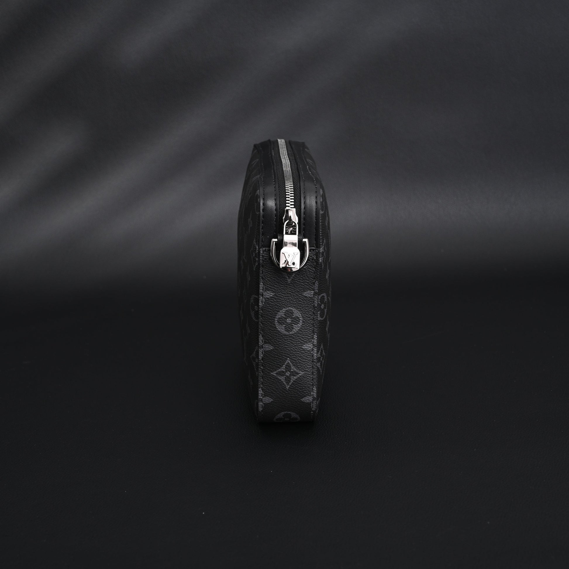 Louis Vuitton Discovery Pochette MM – Monogram Eclipse