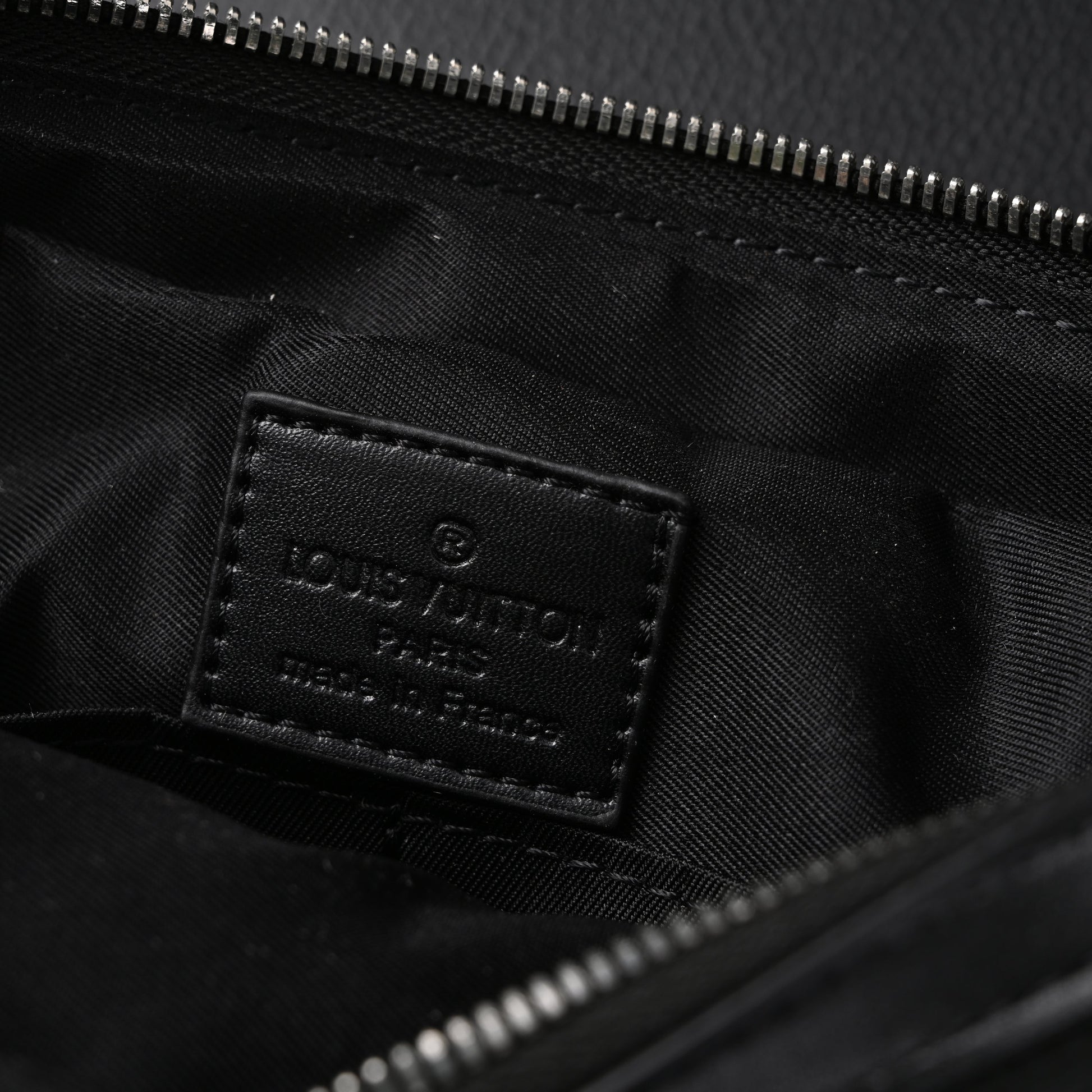 Louis Vuitton Discovery Pochette MM – Monogram Eclipse