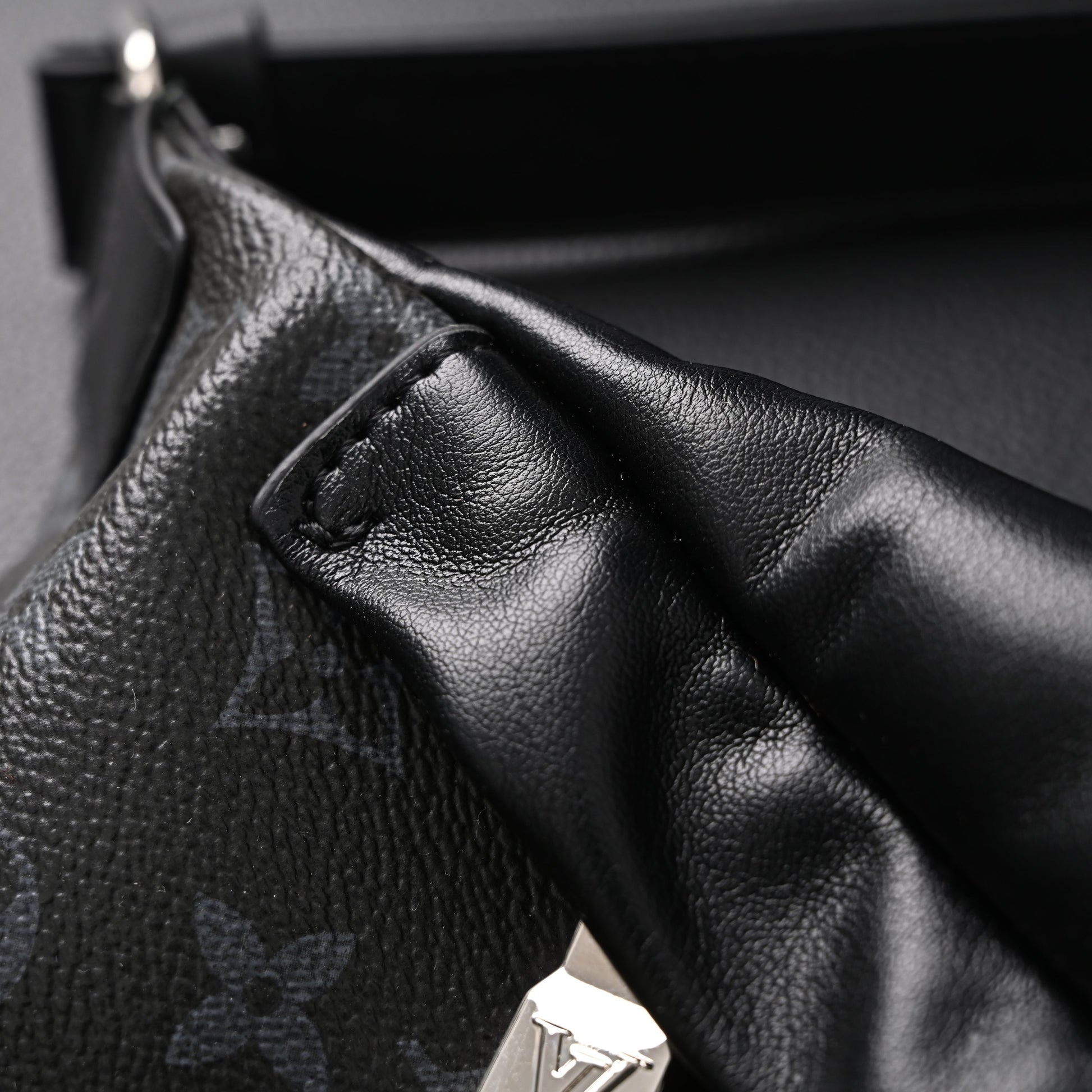 Louis Vuitton Discovery Bumbag – Monogram Eclipse