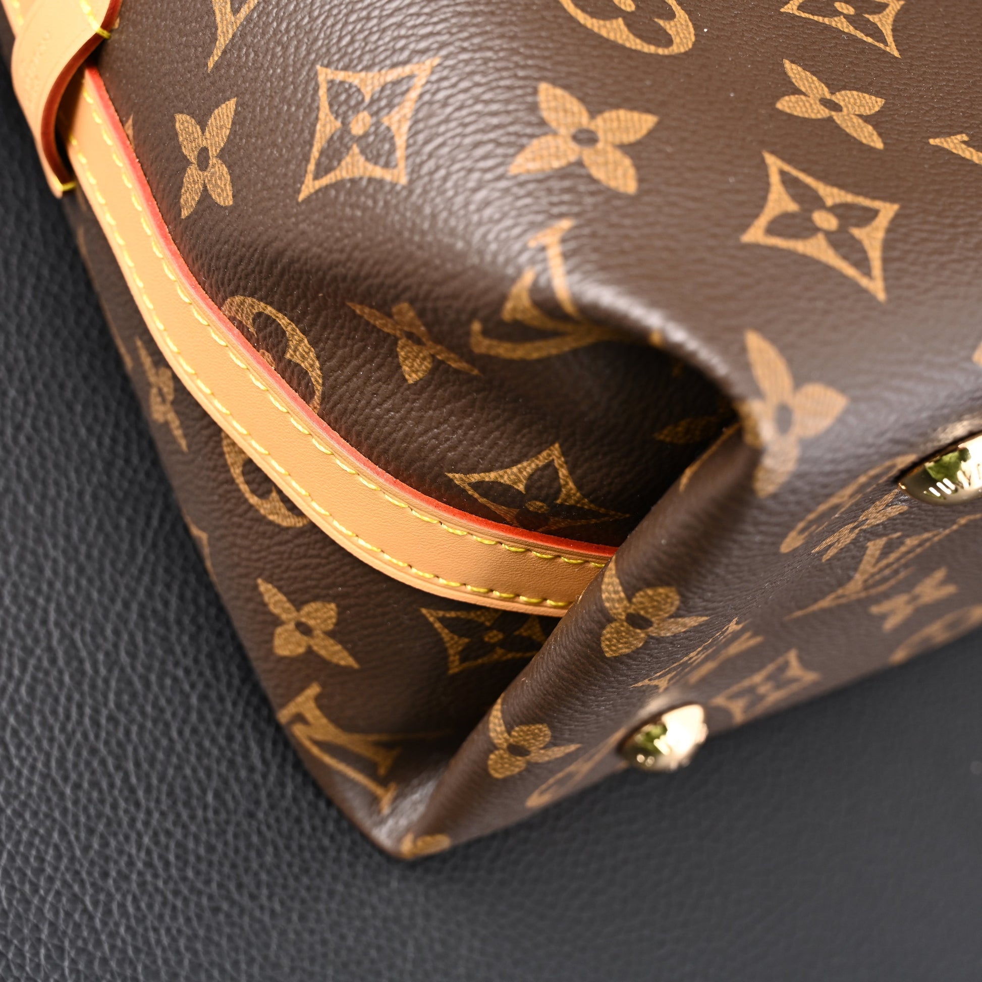 Louis Vuitton Neo Noé Bucket Bag – Monogram Canvas with Bordeaux Interior