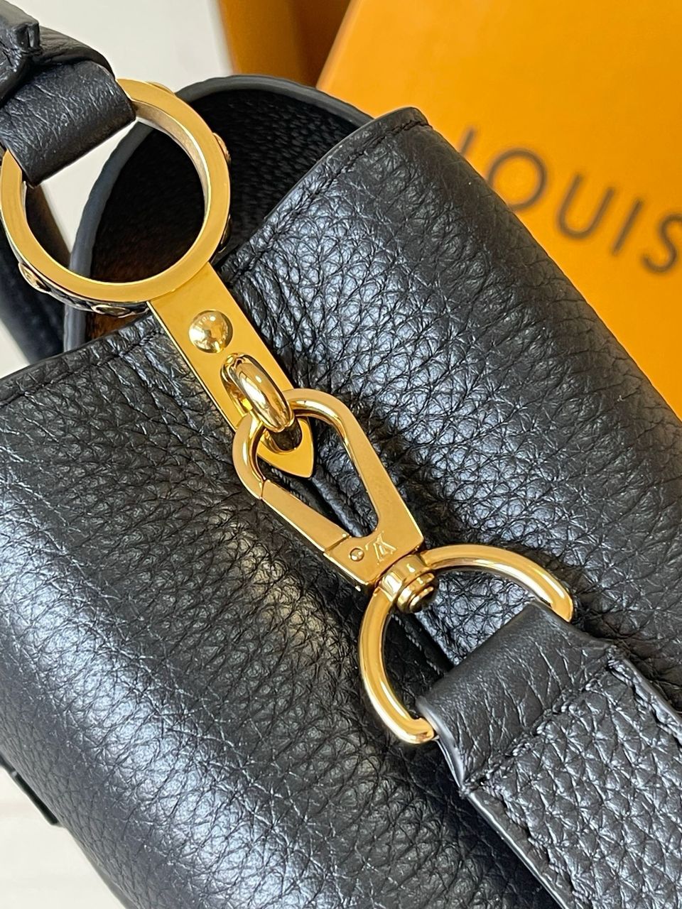 Louis vuitton capucines mini black