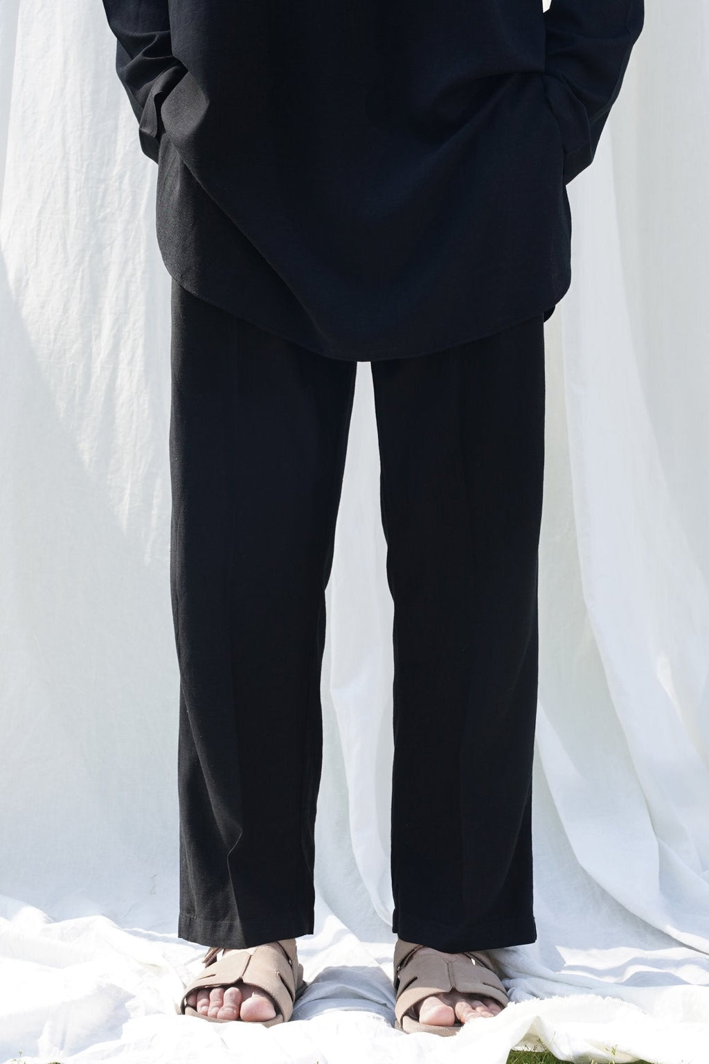 Black Relaxed Fit Trousers with Cross Pockets and Pleats - Regular Hand Feel – Cool Havn