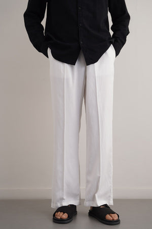 White Relaxed Fit Trousers with Cross Pockets and Pleats - Regular Hand Feel – Cool Havn