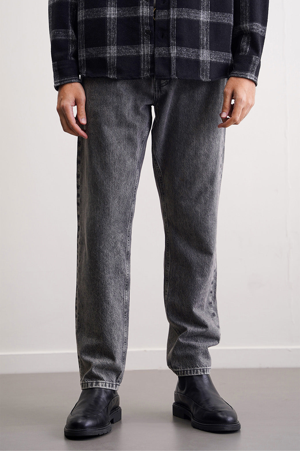 Black Relaxed Straight Jeans - Regular Hand Feel