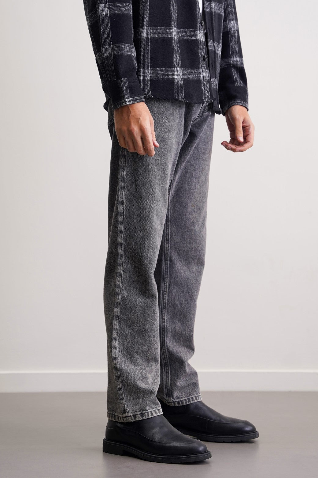 Black Relaxed Straight Jeans - Regular Hand Feel